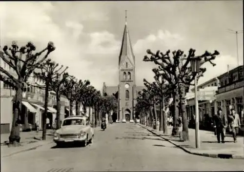 Ak Rostock Warnemünde, Partie auf der Hauptstraße, Auto, Kirche