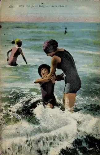 Ak Frau und Kind in Badeanzügen im Wasser