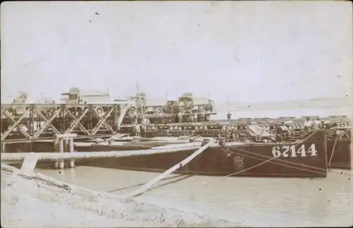 Foto Ak Pioniere, Brückenbau, LKW-Verladung, Schiffbrücke