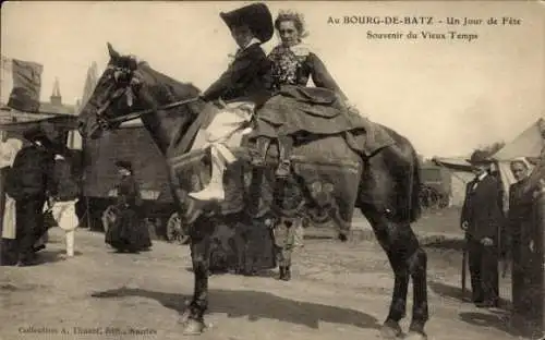 Ak Bourg-de-Batz, Un Jour de Fete, Souvenier du Vieux Temps, kostümierte Reiter