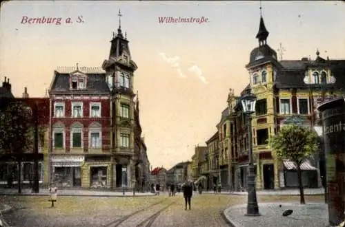 Ak Bernburg an der Saale Salzlandkreis, Wilhelmstraße, Passanten, Anton Siebert Friseur