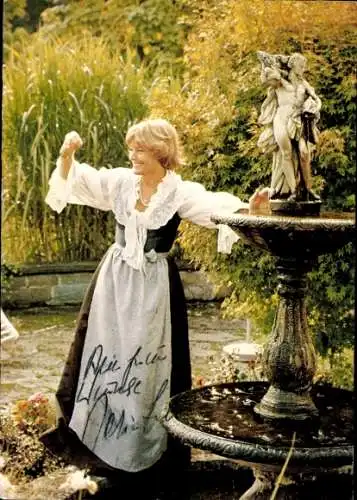 Ak Schauspielerin Maria Schell, Portrait, Autogramm, Brunnen, Kleid