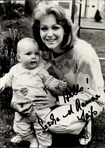Ak Schauspielerin Ramona Leiß mit Sohn Sascha, Portrait, Autogramm
