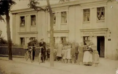 Foto Ak Velten in der Mark, Gasthof zur Ausspannung, Kinder, Fahrräder