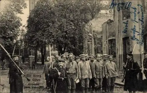 Ak Deutsche Soldaten in Uniformen mit russischen Kriegsgefangenen, I WK