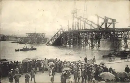 Ak Köln am Rhein, eingestürzte Südbrücke, Schaulustige