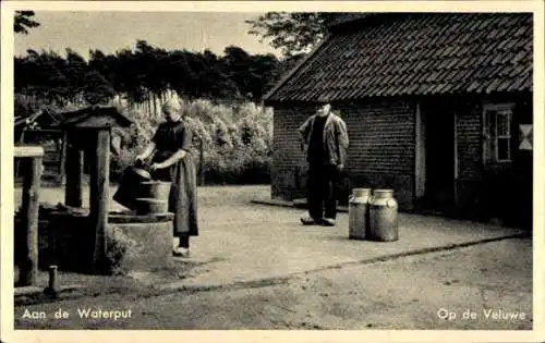 Ak Op de Veluwe, Niederländische Volkstrachten, aan de Waterput