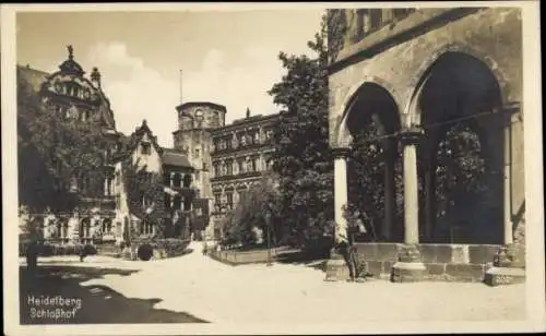 Foto Ak Heidelberg am Neckar, Schlosshof