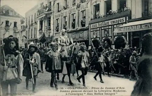 Ak Compiègne Oise, Fetes de Jeanne d'Arc, Jeanne passant devant la Librairie Moderne