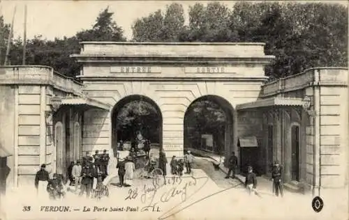 Ak Verdun Meuse, Le Porte Saint Paul, Soldaten, Tor, Straßenaprtie