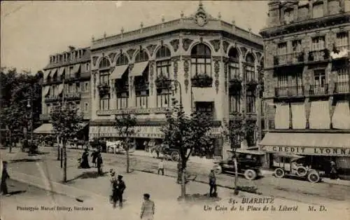 Ak Biarritz Pyrénées Atlantiques, eine Ecke des Place de la Liberte