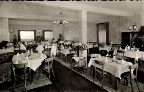 Ak Straßenhaus im Westerwald, Hotel zur Post, Gastraum