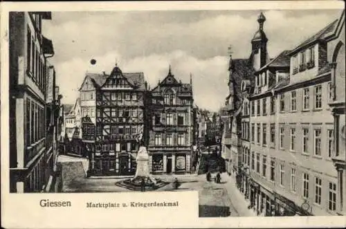 Ak Gießen an der Lahn Hessen, Marktplatz und Kriegerdenkmal, Fachwerkhaus