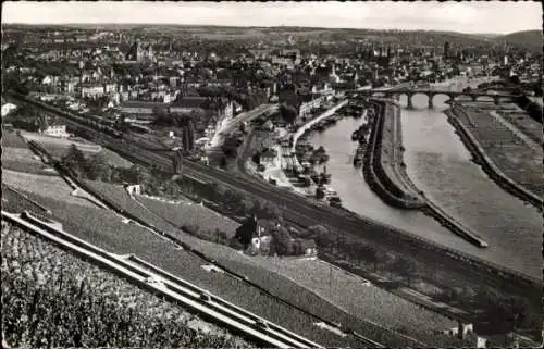 Ak Würzburg am Main Unterfranken, Gesamtansicht, Brücke, Blick von der Steinburg