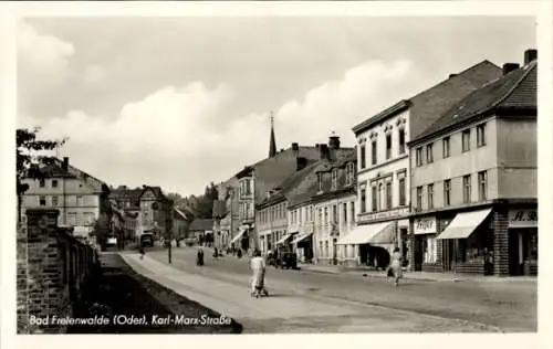 Ak Bad Freienwalde an der Oder, Karl-Marx-Straße, Geschäfte, Passanten