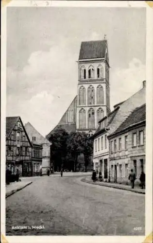 Ak Anklam in Mecklenburg Vorpommern, Straßenpartie, Kirche