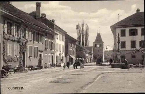 Ak Cudrefin Kanton Waadt, Straßenpartie, Brunnen