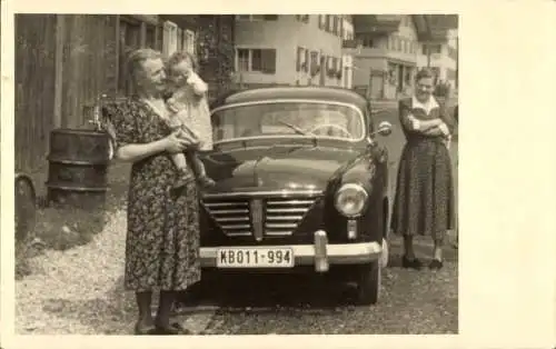 Foto Frau mit Enkel am Auto, Kennzeichen KB011-994