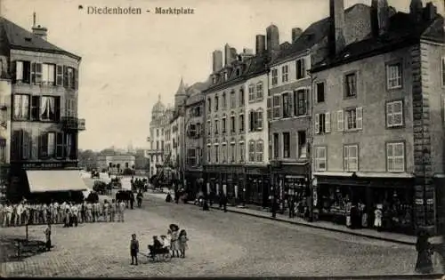 Ak Thionville Diedenhofen Lothringen Moselle, Marktplatz, Cafe, Kinderwagen