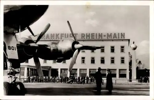 Ak Flughafen Frankfurt Rhein Main, Flieger, Menschen auf dem Rollfeld