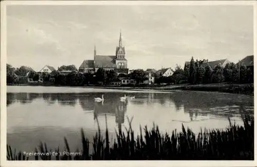 Ak Chociwel Freienwalde in Pommern, Blick über den Teich, Kirche