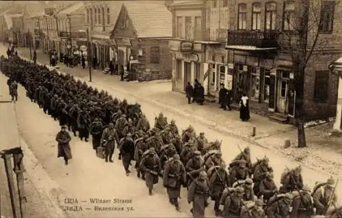 Ak Lida Weißrussland, Wilnaer Straße, marschierende deutsche Soldaten, I WK