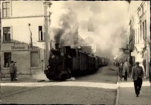 Foto Ak Seebad Heiligendamm Bad Doberan, Lokomotive durch den Ort