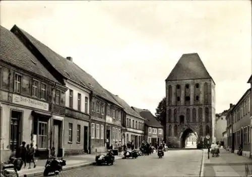 Ak Pasewalk in Mecklenburg Vorpommern, Prenzlauer Straße, Prenzlauer Tor