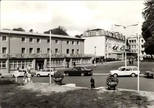 Ak Ostseebad Heringsdorf auf Usedom, Straßenpartie, Autos, Passanten, Ferienheim