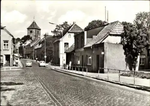 Ak Grevesmühlen in Mecklenburg, August Bebel Straße, Kopfsteinpflaster, Autos