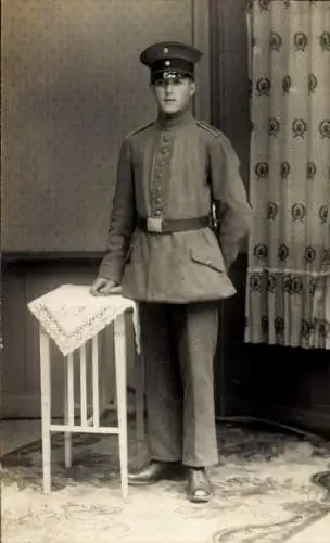 Foto Ak Hannover in Niedersachsen, Deutscher Soldat in Uniform, Standportrait