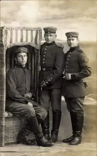 Foto Ak Deutsche Soldaten in Uniformen, Feld-Artillerie-Regiment 2, Zigaretten