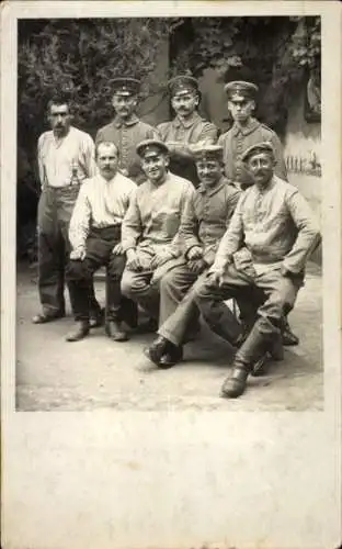 Foto Ak Deutsche Soldaten in Uniformen, Landsturm II/26, Gruppenaufnahme