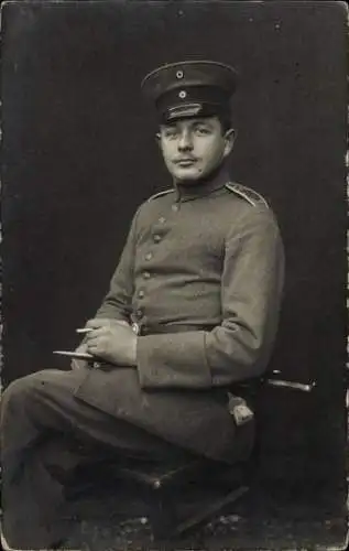 Foto Ak Deutscher Soldat in Uniform, Portrait mit Zigarette