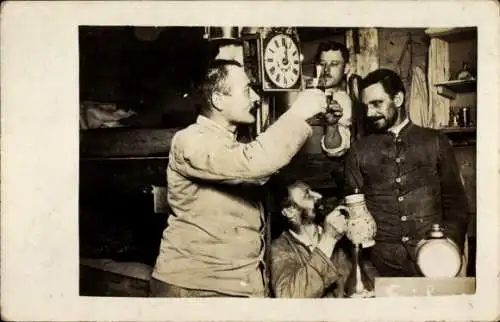 Foto Ak Soldaten trinken Bier, Uhr