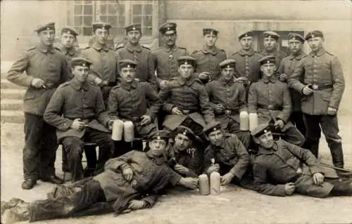 Foto Ak München Bayern, Deutsche Soldaten in Uniformen mit Bierkrügen, I WK