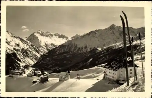 Ak Hochsölden Sölden in Tirol, Gesamtansicht, Kirche, Winter, Skier