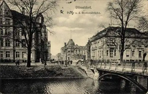 Ak Düsseldorf am Rhein, Partie an der Bastionsbrücke mit Passanten