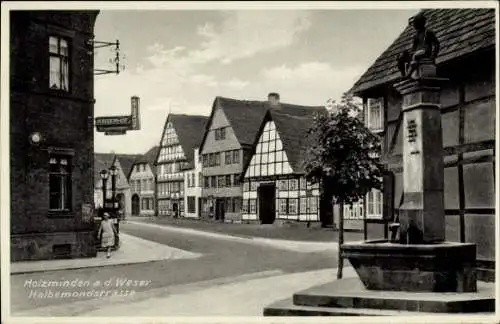 Ak Holzminden an der Weser, Halbemondstraße, Fachwerkhäuser, Kaiserhof, Brunnen