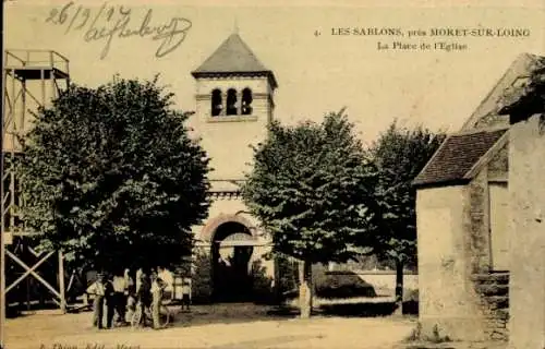 Ak Les Sablons Seine et Marne, pres Moret sur Loing, Place de l'Eglise