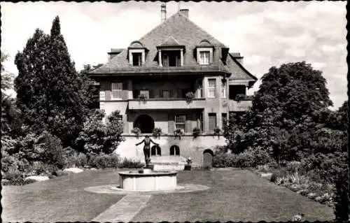 Ak Rengsdorf im Westerwald, Haus Henkel, Brunnen