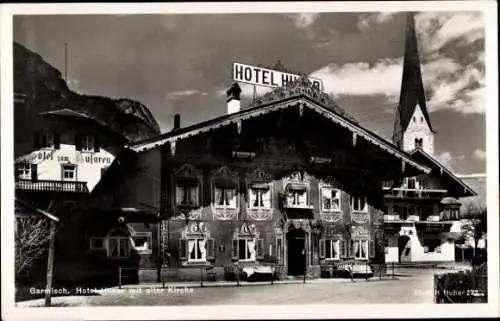 Ak Garmisch Partenkirchen, Blick auf Hotel Husar mit alter Kirche