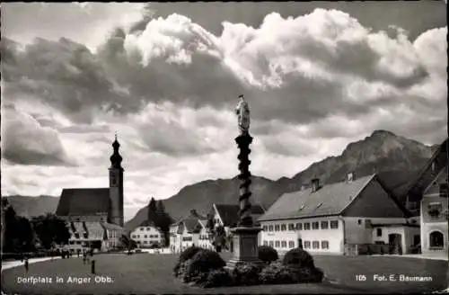 Ak Anger in Oberbayern, Dorfplatz, Kirche, Statue