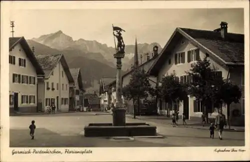 Ak Garmisch Partenkirchen in Oberbayern, Floriansplatz, Brunnen