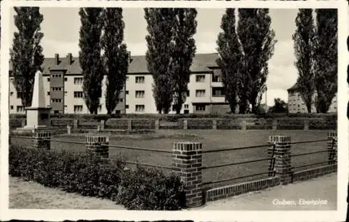 Ak Guben in der Niederlausitz, Ebertplatz mit Denkmal, Wohnhäuser