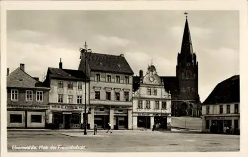 Ak Eberswalde, Platz der Freundschaft, Kirche, Geschäft E. Zybell, Hüte, Pelze