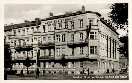 Ak Potsdam, Haus der Bauern am Platz der Nationen, Fahne