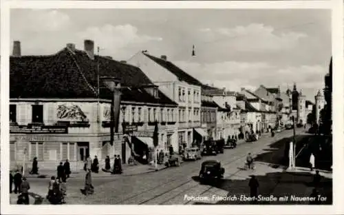 Ak Potsdam, Friedrich Ebert Straße mit Nauener Tor, Autos, Geschäfte