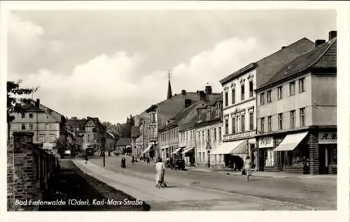 Ak Bad Freienwalde an der Oder, Karl-Marx-Straße, Geschäfte, Passanten