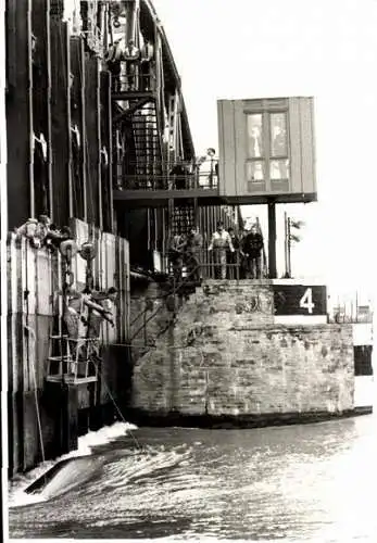 Set von 12 Fotos Plauer Brücke Wrack Schiffe, Unfall, Polizei, Feuerwehr